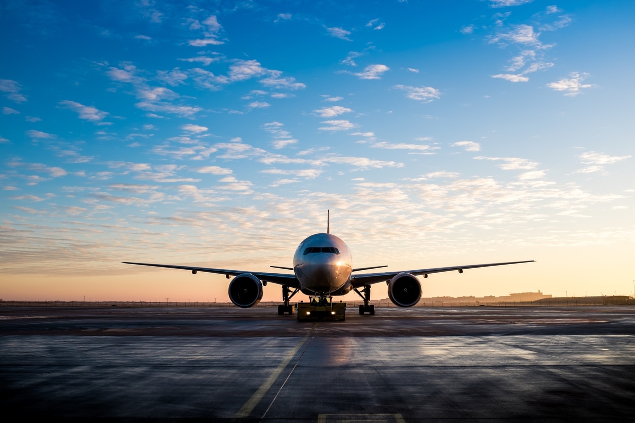 Commercial airplane at airport representing VolagHy’s aspiration for sustainable aviation fuels